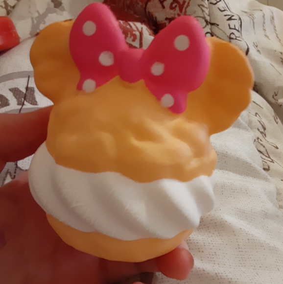 Minnie mouse creme puff squishy - Picture 2 of 2